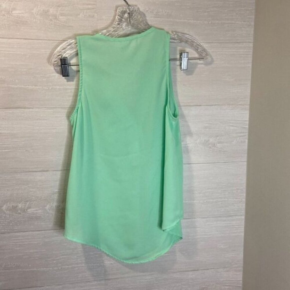 Lush Women's Green Split V-Neck High-low‎ Hem Sleeveless Top - Picture 6 of 7